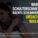 Frau greift sich nachts mit Schmerzen an die Schulter
